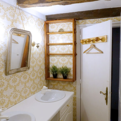 salle de bain carrelage jaune lumiere epoque